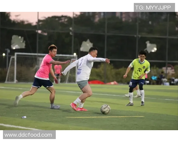 帅气足球明星的魅力男生画像展现青春活力与运动风采