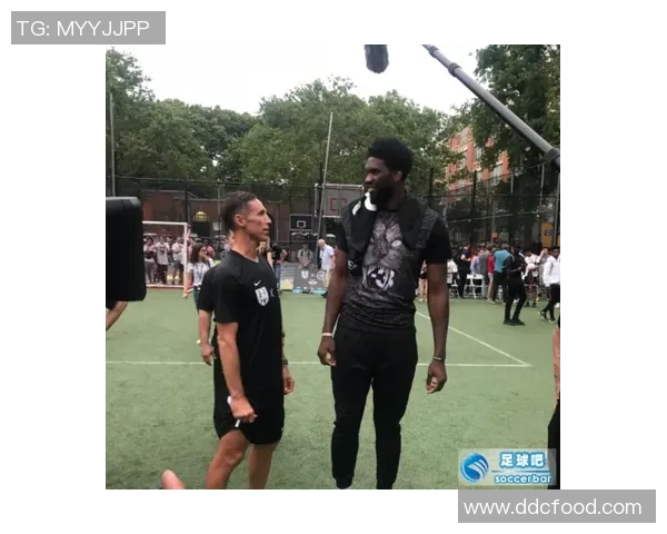 足球明星化身老人挑战篮球赛场展现不一样的运动魅力与风采